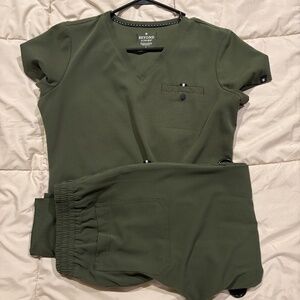 Beyond scrubs olive small top small petite bottoms